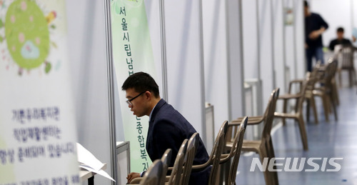 【서울=뉴시스】박주성 기자 = 18일 오전 서울 강남구 SETEC에서 열린 제15회 서울특별시 장애인 취업 박람회에서 구직자가 면접을 보고 있다. 2018.04.18. park7691@newsis.com