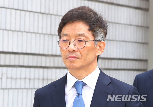 【서울=뉴시스】고승민 기자 = 후배 여검사 성추행 및 인사보복 의혹을 받고 있는 안태근 전 검사장이 18일 오후 서울중앙지방법원에서 구속영장실질심사를 마친 뒤 건물을 나서고 있다. 2018.04.18. kkssmm99@newsis.com