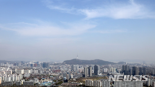 【서울=뉴시스】임태훈 기자 = 서울의 한낮 기온이 20도까지 오르는 등 포근한 날씨를 보인 18일 오후 서울 영등포구 63스퀘어 전망대에서 바라본 도심 하늘이 파랗다. 2018.04.18. taehoonlim@newsis.com