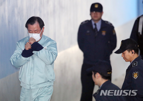 【서울=뉴시스】고승민 기자 = 박근혜 정부 당시 특활비 청와대 상납 혐의를 받고 있는 이병기 전 국가정보원장이 지난 18일 오후 9차 공판을 위해 서울중앙지방법원 법정으로 향하고 있다. 2018.04.18. kkssmm99@newsis.com