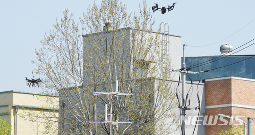 【천안=뉴시스】함형서기자 = 한국테러방지시스템 직원들이 지난달 18일 오후 대전 중구 한밭체육관 운동장에서 드론방어 체계 구축 시연회를 열어 안테나를 이용해 적대적 드론 제어권을 탈취해 착륙시키고 있다. 2018.04.18.foodwork23@newsis.com