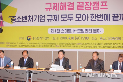 【서울=뉴시스】 18일 서울 여의도 중소기업중앙회에서 열린 '민관합동 규제해결 끝장 캠프'에서 홍종학 중소벤처기업부 장관이 모두발언을 하고 있다. 2018.04.18. (사진=중소벤처기업부 제공) photo@newsis.com