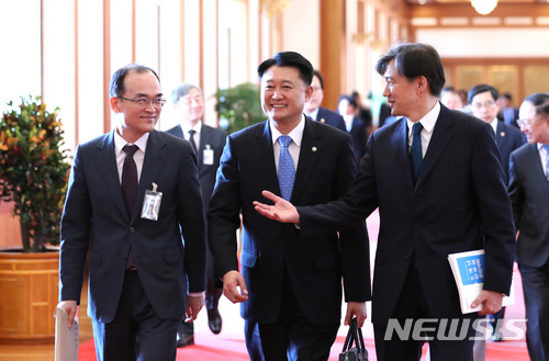 【서울=뉴시스】전진환 기자 = 지난 4월18일 오후 제2차 반부패정책협의회 회의가 열린 청와대 충무실로 문무일(왼쪽부터) 검찰총장, 이철성 경찰청장, 조국 민정수석이 대화하며 들어오고 있다. 2018.04.18. amin2@newsis.com