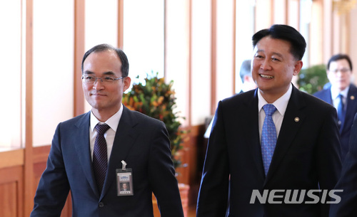 【서울=뉴시스】전진환 기자 = 문무일(왼쪽부터) 검찰총장, 이철성 경찰청장이 지난 4월 열린 제2차 반부패정책협의회 회의에 참석하고 있다. 2018.04.18. amin2@newsis.com