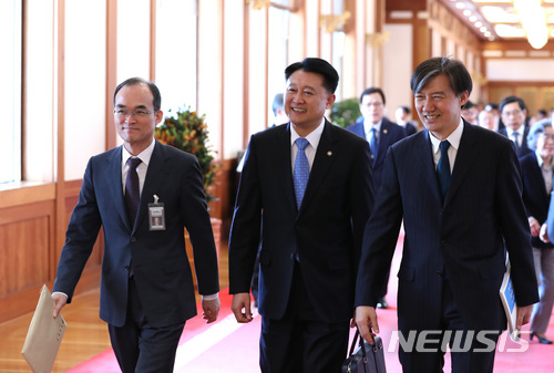 【서울=뉴시스】전진환 기자 = 지난달 18일 오후 제2차 반부패정책협의회 회의가 열린 청와대 충무실로 문무일(왼쪽부터) 검찰총장, 이철성 경찰청장, 조국 민정수석이 들어오고 있다. 2018.04.18. amin2@newsis.com