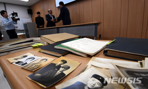 【광주=뉴시스】신대희 기자 = 18일 광주 동구 5·18민주화운동 기록관에서 고 문용동 전도사 기록물 위탁관리 협약서 체결식이 열리고 있다. 문 전도사는 1980년 5·18 당시 옛 전남도청 지하실 무기고에서 광주시민의 생명을 지키기 위해 폭약 뇌관을 관리하다 진압에 나선 계엄군에 숨졌다. 2018.04.18. sdhdream@newsis.com