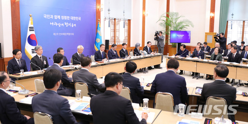 【서울=뉴시스】전진환 기자 = 문재인 대통령이 지난 18일 오후 제2차 반부패정책협의회 회의가 열린 청와대 충무실에서 모두발언을 하고 있다. 2018.04.18. amin2@newsis.com