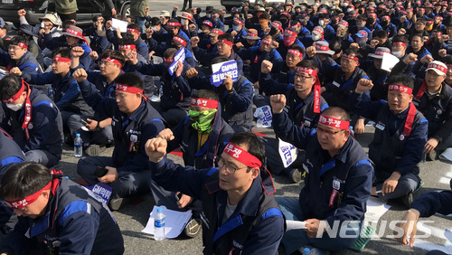 【서울=뉴시스】이영환 기자 = 18일 오후 인천시 부평구 한국지엠(GM) 부평공장 앞에서 열린 한국지엠 군상공장 폐쇄 철회 촉구 결의대회에서 한 참가자가 구호를 외치고 있다. 2018.04.18. (사진=금속노조 제공)&nbsp; photo@newsis.com