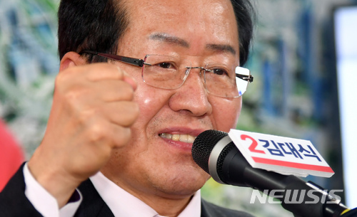 【부산=뉴시스】 하경민 기자 = 18일 홍준표 자유한국당 대표가 6·13 재보궐선거 부산 해운대을에 출마하는 김대식 예비후보 선거사무소 개소식에 참석, 주먹을 쥐고 파이팅을 외치고 있다. 2018.04.18. yulnetphoto@newsis.com