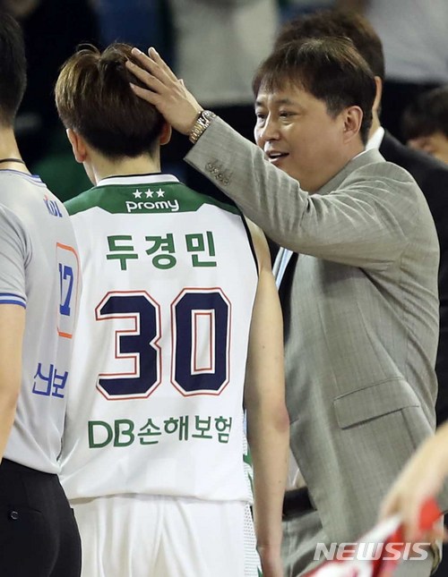 【서울=뉴시스】최진석 기자 = 18일 오후 서울 송파구 잠실학생체육관에서 열린 '2017-2018 정관장 프로농구' 서울 SK와 원주 DB의 챔피언 결정전 6차전 경기. DB 이상범 감독이 3쿼터 종료 뒤 두경민을 격려하고 있다. 2018.04.18.myjs@newsis.com