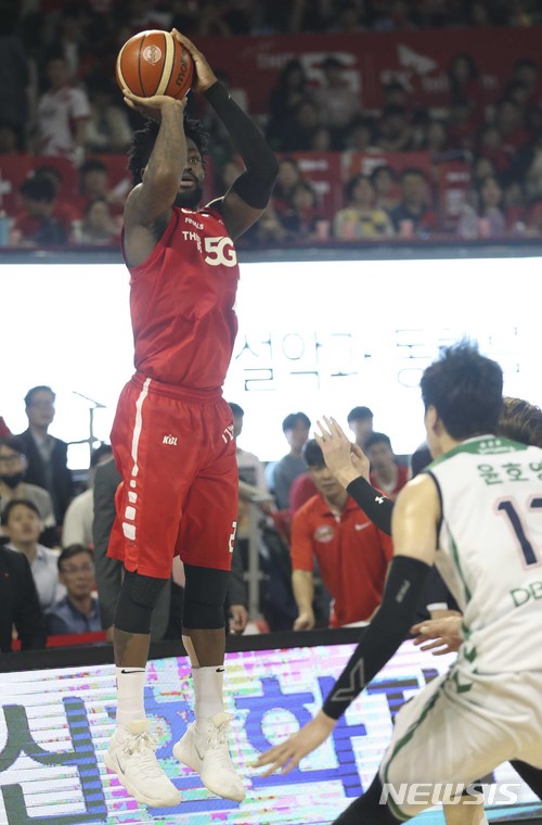 【서울=뉴시스】최진석 기자 = 18일 오후 서울 송파구 잠실학생체육관에서 열린 '2017-2018 정관장 프로농구' 서울 SK와 원주 DB의 챔피언 결정전 6차전 경기. SK 화이트가 슛을 쏘고 있다. 2018.04.18.myjs@newsis.com