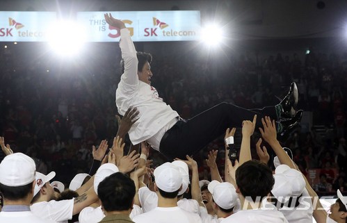 【서울=뉴시스】최진석 기자 = 18일 오후 서울 송파구 잠실학생체육관에서 열린 '2017-2018 정관장 프로농구' 서울 SK와 원주 DB의 챔피언 결정전 6차전 경기에서 승리를 거둔 SK 선수들이 문경은 감독을 헹가래 치고 있다. 서울 SK는 챔피언 결정전 시리즈 전적 4승 2패를 거두며 '2017-2018 정관장 프로농구' 우승을 차지했다. 2018.04.18.myjs@newsis.com