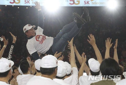 【서울=뉴시스】최진석 기자 = 18일 오후 서울 송파구 잠실학생체육관에서 열린 '2017-2018 정관장 프로농구' 서울 SK와 원주 DB의 챔피언 결정전 6차전 경기에서 승리를 거둔 SK 선수들이 SK 최태원 회장 헹가래 치고 있다.  서울 SK는 챔피언 결정전 시리즈 전적 4승 2패를 거두며 '2017-2018 정관장 프로농구' 우승을 차지했다. 2018.04.18.myjs@newsis.com