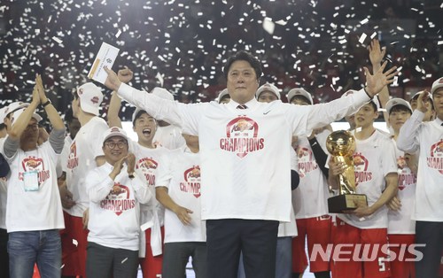 【서울=뉴시스】최진석 기자 = 18일 오후 서울 송파구 잠실학생체육관에서 열린 '2017-2018 정관장 프로농구' 서울 SK와 원주 DB의 챔피언 결정전 6차전 경기에서 승리를 거두며 우승을 차지한 SK 문경은 감독이 기뻐하며 눈물을 보이고 있다. 서울 SK는 챔피언 결정전 시리즈 전적 4승 2패를 거두며 '2017-2018 정관장 프로농구' 우승을 차지했다. 2018.04.18.myjs@newsis.com