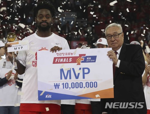 【서울=뉴시스】최진석 기자 = 18일 오후 서울 송파구 잠실학생체육관에서 열린 '2017-2018 정관장 프로농구' 서울 SK와 원주 DB의 챔피언 결정전 6차전 경기에서 승리를 거두며 우승을 차지한 SK 화이트가 MVP를 수상한 뒤 기념촬영을 하고 있다. 오른쪽은 KBL 김영기 총재 서울 SK는 챔피언 결정전 시리즈 전적 4승 2패를 거두며 '2017-2018 정관장 프로농구' 우승을 차지했다. 2018.04.18.myjs@newsis.com
