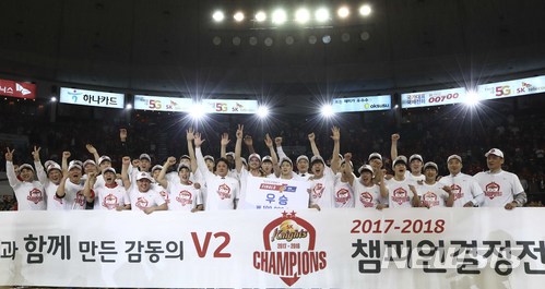 【서울=뉴시스】최진석 기자 = 18일 오후 서울 송파구 잠실학생체육관에서 열린 '2017-2018 정관장 프로농구' 서울 SK와 원주 DB의 챔피언 결정전 6차전 경기에서 승리를 거두며 우승을 차지한 SK 문경은 감독을 비롯한 선수들이 기뻐하고 있다. 서울 SK는 챔피언 결정전 시리즈 전적 4승 2패를 거두며 '2017-2018 정관장 프로농구' 우승을 차지했다. 2018.04.18.myjs@newsis.com