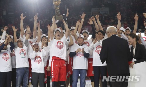 【서울=뉴시스】최진석 기자 = 18일 오후 서울 송파구 잠실학생체육관에서 열린 '2017-2018 정관장 프로농구' 서울 SK와 원주 DB의 챔피언 결정전 6차전 경기에서 승리를 거두며 우승을 차지한 SK 문경은 감독과 SK 최태원 회장을 비롯한 선수단이 기뻐하고 있다. 서울 SK는 챔피언 결정전 시리즈 전적 4승 2패를 거두며 '2017-2018 정관장 프로농구' 우승을 차지했다. 2018.04.18.myjs@newsis.com