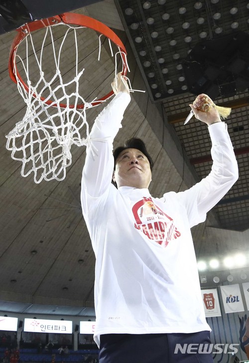 【서울=뉴시스】최진석 기자 = 18일 오후 서울 송파구 잠실학생체육관에서 열린 '2017-2018 정관장 프로농구' 서울 SK와 원주 DB의 챔피언 결정전 6차전 경기에서 승리를 거두며 우승을 차지한 SK 문경은 감독이 그물 커팅을 하고 있다. 서울 SK는 챔피언 결정전 시리즈 전적 4승 2패를 거두며 '2017-2018 정관장 프로농구' 우승을 차지했다. 2018.04.18.myjs@newsis.com
