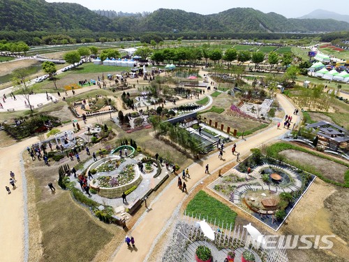 【울산=뉴시스】조현철 기자 = 지난 13일 개막한 2018 태화강 정원박람회에 많은 관람객이 찾고 있다. 18일 현재 누적 관람객 37만명을 돌파해 21일 폐막 때까지 50만명 목표달성은 무난한 것으로 예상되고 있다. 사진은 지난 15일 박람회장 드론 촬영 모습. 2018.04.19. (사진=울산시 제공) photo@newsis.com