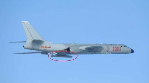 【서울=뉴시스】 18일 일본 방위성 산하 통합막료감부(합참해당)가 공개한 중국군 훙(H)-6K 폭격기의 사진. 통합막막료감부는 훙-6K 2대가 이날 오후 미야코 해협을 통과해 서태평양에 진입했다고 밝혔다. (사진출처: 통합막료감부 사이트) 2018.04.19 