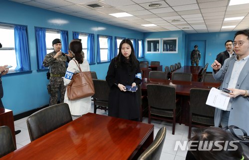 【파주=뉴시스】 전신 기자 = 판문점 군사분계선에 위치한 회담장 'T2'. 군사정전위원회 회의실로 쓰이고 있다. 평범한 테이블처럼 보이지만 군사분계선에 의해 눈에 보이진 않더라도 정치적으로는 반으로 나누어졌다. 기자들이 18일 회의실 내부를 살펴보고 있다. 2018.04.19.photo@newsis.com 