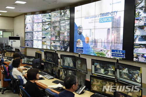 【수원=뉴시스】김경호 기자= 수원시 도시안전통합센터는 19일 최근 구축한 ‘스마트시티 CCTV 통합플랫폼’을 시연했다.