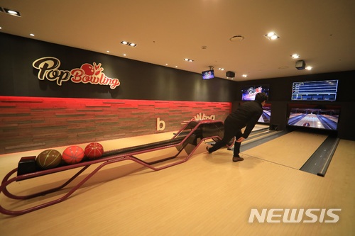 【서울=뉴시스】골프존뉴딘그룹 계열사인 뉴딘스퀘어는 스크린볼링 시스템 '팝볼링(POP Bowling)'을 정식 론칭한다고 19일 밝혔다. 2018.4.19(사진=뉴딘스퀘어 제공) photo@newsis.com