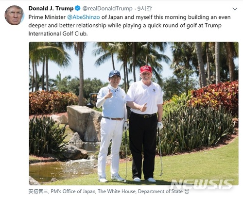 【서울=뉴시스】도널드 트럼프 미국 대통령과 아베 신조 일본 총리가 18일(현지시간) 플로리다주 팜비치 '트럼프 인터내셔날 골프클럽'에서 골프회동을 갖고 있다. (사진출처:트럼프 트위터 캡쳐) 2018.04.19.