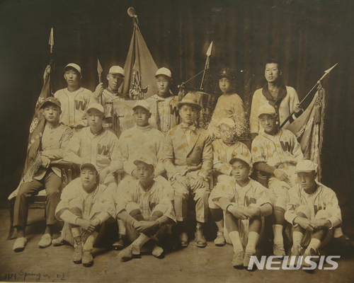 【서울=뉴시스】 1924~25년 휘문고보 야구·축구부 단체사진. 간송 전형필, 박석윤 감독, 민용규가 담긴 사진 2점과 1932년 경성고등상업학교 민용규 졸업증서 1점 등 3점 일괄의 경매 시작가는 300만원이다.