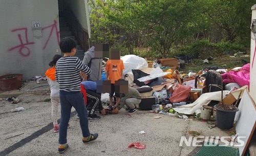 【울산=뉴시스】구미현 기자 = 19일 울산 중구 복산초등학교 인근 공터에서 아이들이 석면 위험에 노출된 채 놀고 있다. 2018.04.19. (사진=울산 중구 석면피해학부모대책위 제공)photo@newsis.com