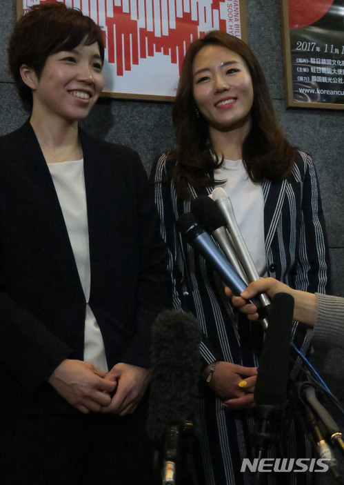 【도쿄=뉴시스】 조윤영 특파원 =이상화 선수와 고다이라 나오 선수가 19일 주일 한국대사관 주최로 도쿄 내 한국 문화원에서 열린 올림픽 토크쇼 ‘평창에서 도쿄까지’에 참석해 인터뷰를 하고 있다. 두 선수는 평창올림픽에서 스피드 스케이트 500m 결승이 끝난 뒤 서로 끌어안고 축하와 격려를 하는 모습을 보여주며 한일 양국 국민에게 감동을 줬다. 2018.04.19.yuncho@newsis.com