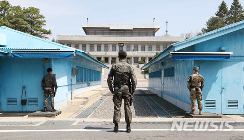 【판문점(파주)=뉴시스】 2018 남북정상회담의 아침은 27일 오전 9시30분 판문점 공동경비구역 남측과 북측 군사분계선 위에서 시작된다. 이 모든 순간은 전세계 생중계된다. 사진은 김정은 국무위원장이 도보로 넘어올 군사정전위원회 회의실 T2와 T3 사이의 모습이다. (사진=뉴시스 자료사진) 2018.04.26. photo1006@newsis.com
