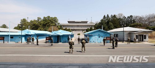 【파주=뉴시스】전신 기자 = 남북정상회담을 일주일여 앞둔 18일 경기도 파주 판문점에서 한국 경비병들이 경계 근무를 서고 있다. 2018.04.19. photo1006@newsis.com