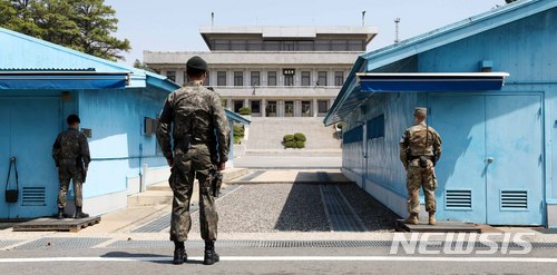 【판문점(파주)=뉴시스】 2018 남북정상회담의 하루는 27일 아침 문재인 대통령이 판문점 우리측 평화의집에 도착하고, 김정은 국무위원장이 군사분계선을 넘는 순간부터 시작된다. 사진은 판문점 우리측에서 바라본 군사분계선 너머의 북측 판문각. (사진=뉴시스 자료사진) 2018.04.24. photo1006@newsis.com