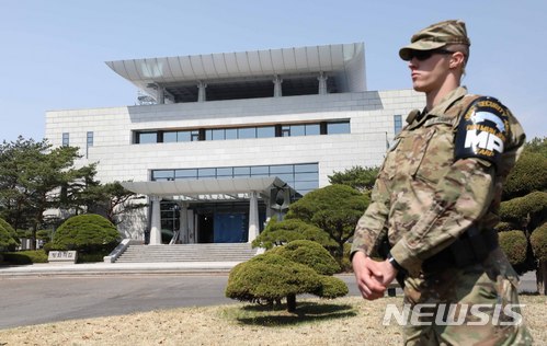 【파주=뉴시스】전신 기자 = 남북정상회담을 일주일여 앞둔 18일 경기도 파주 판문점 평화의 집 모습. 2018.04.19. photo1006@newsis.com