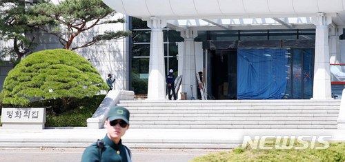 【판문점(파주)=뉴시스】 남북 군사분계선에 위치한만큼 판문점은 두 개의 주소를 갖는다. 경기도 파주시 진서면 어룡리 그리고 개성직할시 판문군 판문점이다. 남북정상회담을 일주일여 앞둔 18일 경기도 파주 판문점 평화의 집에서 리모델링 작업이 진행되고 있다. 2018.04.19. photo1006@newsis.com