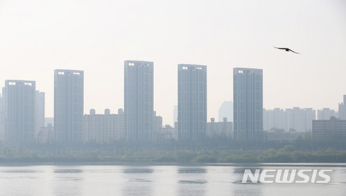 【서울=뉴시스】김선웅 기자 = 미세먼지 농도가 '나쁨' 상태를 나타낸 19일 오전 반포대교에서 바라본 서울 일대가 흐리다. 2018.04.19.  mangusta@newsis.com