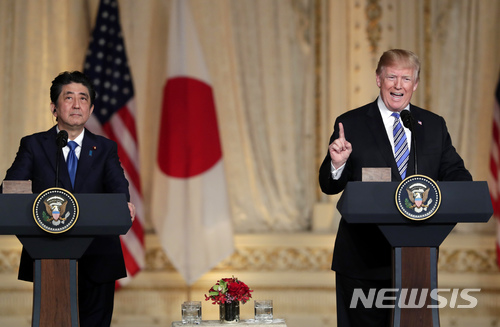 【AP/뉴시스】 4월 18일 플로리다주 팜비치의 마라라고에서 정상회담을 가진 뒤 공동기자회견 하는 트럼프 대통령과 아베총리.&nbsp; 
