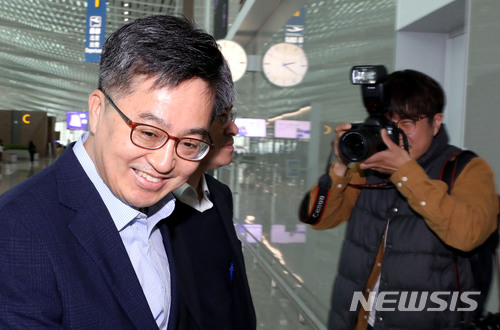 【인천공항=뉴시스】홍찬선 기자 = 김동연 경제부총리가 19일 오전 G20 재무장관회의 및 국제통화금융위원회(IMFC) 회의에 참석하기 위해 미국 워싱턴으로 출국하고 있다. 2018.04.19.&nbsp; mania@newsis.com