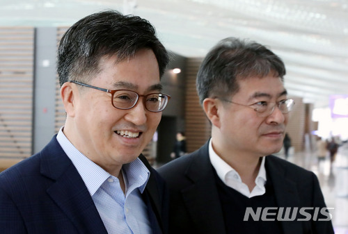 【인천공항=뉴시스】홍찬선 기자 = 김동연 경제부총리가 19일 오전 G20 재무장관회의 및 국제통화금융위원회(IMFC) 회의에 참석하기 위해 미국 워싱턴으로 출국하고 있다. 2018.04.19. mania@newsis.com