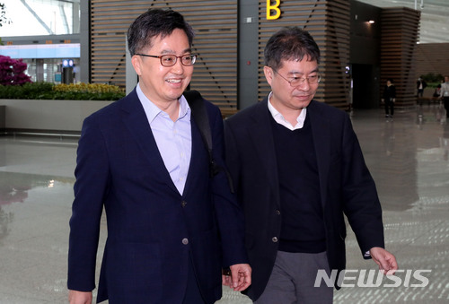 【인천공항=뉴시스】홍찬선 기자 = 김동연 경제부총리가 19일 오전 G20 재무장관회의 및 국제통화금융위원회(IMFC) 회의에 참석하기 위해 미국 워싱턴으로 출국하고 있다. 2018.04.19. mania@newsis.com