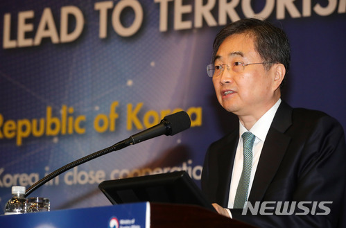 【서울=뉴시스】배훈식 기자 = 지난 4월19일 오전 서울 중구 웨스틴조선호텔에서 열린 한국-유럽안보협력기구(OSCE) 폭력적 극단주의 예방 및 대응 회의에 참석한 조현 외교부 2차관이 인사말을 하고 있다. 2018.04.19. dahora83@newsis.com