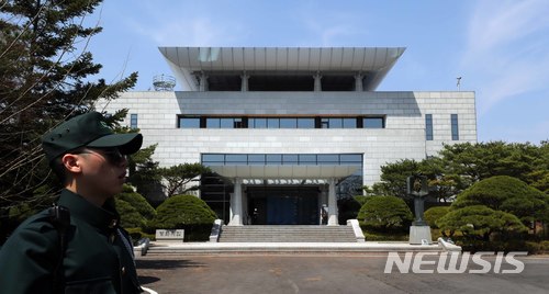 【판문점(파주)=뉴시스】전신 기자 = 남북정상회담을 일주일여 앞둔 18일 경기도 파주 판문점 평화의 집 모습. 2018.04.19. photo@newsis.com