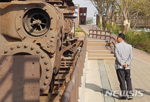 【파주=뉴시스】홍미선 기자 = 남북 정상회담을 8일 앞둔 19일 오전 경기 파주시 임진각에서 한 관광객이 '경의선 장단역 증기 기관차'를 바라보고 있다. 2018.04.19beautifulsun@newsis.com
