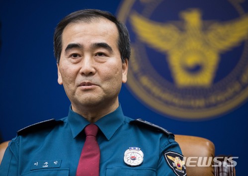 【서울=뉴시스】박진희 기자 = 이주민 서울지방경찰청장이 19일 오전 서울 종로구 서울지방경찰청장 청장실에서 자유한국당 의원들을 만나 답변을 하고 있다. 2018.04.19.&nbsp; photo@newsis.com