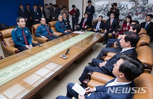 【서울=뉴시스】박진희 기자 = 자유한국당 김성태 원내대표와 의원들이 19일 오전 서울 종로구 서울지방경찰청에서 의원총회를 마치고 ‘드루킹 댓글 공작’ 관련 수사 항의 방문을 해 이주민 청장과 면담을 하고 있다. 2018.04.19.&nbsp; photo@newsis.com