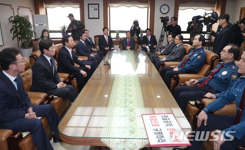 【서울=뉴시스】박진희 기자 = 김성태 자유한국당 원내대표와 의원들이 드루킹 댓글공작 의혹 사건과 관련해 19일 오전 서울 종로구 서울지방경찰청 앞에서 비상 의원총회를 마친 뒤 서울지방경찰청을 항의 방문해 이주민 청장과 면담을 하고 있다. 2018.04.19.&nbsp; photo@newsis.com