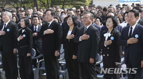 【서울=뉴시스】최진석 기자 = 지난해 4월19일 오전 서울 강북구 국립 4.19민주묘지에서 열린 '제58주년 4.19혁명기념식'에서 이낙연(왼쪽 세 번째) 국무총리가 국민의례를 하고 있는 모습. 2018.04.19. myjs@newsis.com