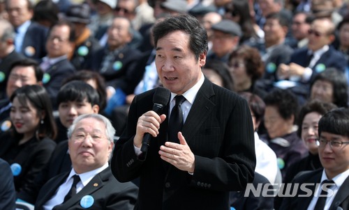 【서울=뉴시스】홍효식 기자 = 이낙연 국무총리가 19일 오전 서울 강북구 국립 4.19민주묘지에서 열린 '제58주년 4.19혁명 기념식'에 참석해 사회자의 질문에 답하고 있다. 2018.04.19.  yesphoto@newsis.com