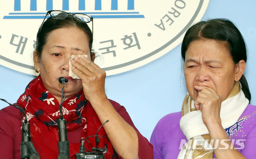 【서울=뉴시스】이종철 기자 =베트남전 퐁니퐁넛 사건 학살 생존자 응우옌티탄 씨(왼쪽)가 19일 서울 여의도 국회 정론관에서 열린 '베트남전 한국군 민간인학살 진상규명 촉구를 위한 생존자 기자회견'에서 한국군의 끔찍한 학살 당시 상황을 증언한 뒤 동명이인의 하미 마을 학살 생존자 응우옌티탄씨와 눈물을 흘리고 있다. 1968년 베트남 퐁니 마을에서 한국군의 학살로 어머니, 언니, 남동생, 이모, 사촌 동생까지 다섯명의 가족을 잃은 응우옌티탄씨는 50년 동안 한국군의 어떠한 사과도 없었으며 오히려 군복을 입은 참전군인들이 나타나 앞을 가로막았다며 이들의 진정어린 사과를 요구했다. 2018.04.19. jc4321@newsis.com